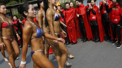 중국 항저우시내에 나타난 몸짱 여성들