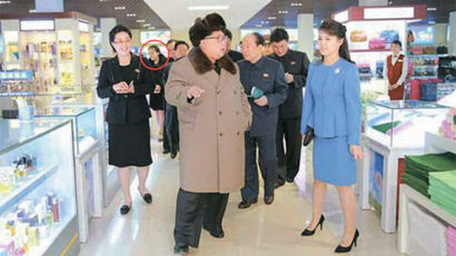 [사진] 김정은, 이설주·김여정과 쇼핑센터에 