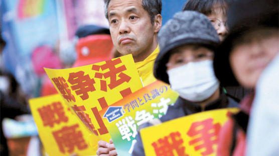 ‘전쟁 가능한 일본’ 안보법 발효…법조인 위헌 소송 준비