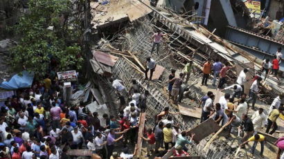 [영상] 인도 고가도로 붕괴 … 17명 숨지고 150명 매몰