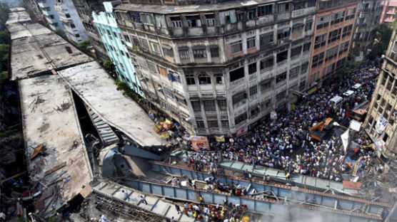 [사진] 인도 고가도로 붕괴 … 17명 숨지고 150명 매몰
