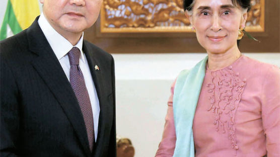 [사진] ‘외무장관’ 수지의 첫 파트너는 중국 왕이