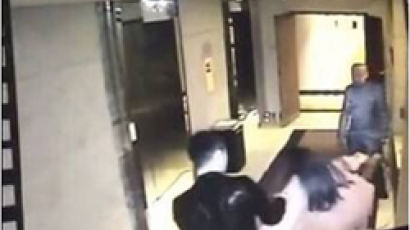 "도와달라 소리쳤지만 아무도…" 중국 호텔서 공격당한 여성 동영상 20억번 조회