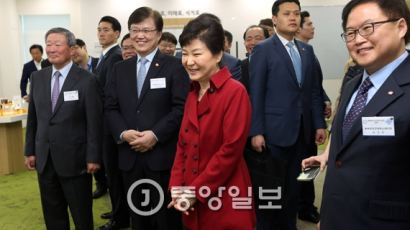 총선 닷새 앞두고 격전지 충북 전북 찾은 박 대통령···도시락 강행군