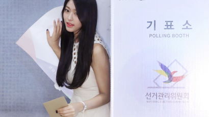 [화보] 설현·오하영·조보아…생애 첫 투표 마친 아이돌