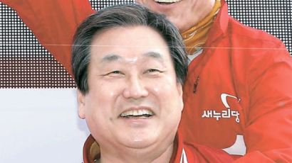 김무성, 중진에겐 "대표감·총장감"···신인급은 '어부바'