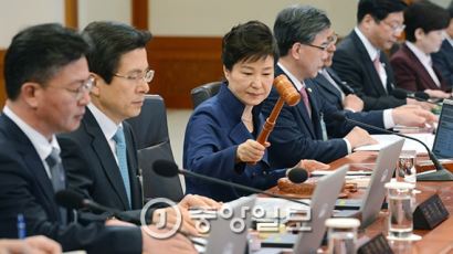 박 대통령, "제2의 경제 위기 우려…새로운 국회 탄생해야"