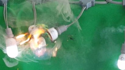 경기도 소방관, 전통사찰 LED 연등의 화재 위험성 증명해 화제