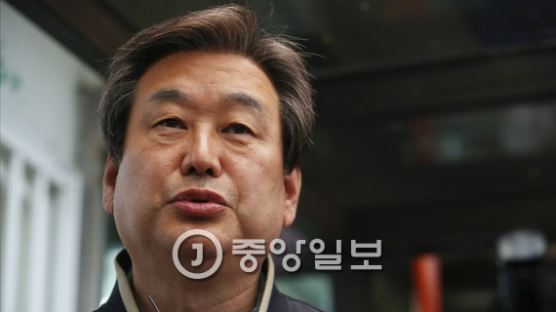 [속보] 새누리 김무성 대표 사퇴 "국민의 엄중한 심판 받아들이겠다"