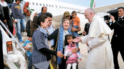 난민 캠프 찾은 교황, 세 가족 태워 바티칸으로