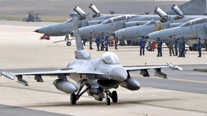 [사진] 이륙하는 F-16 전투기