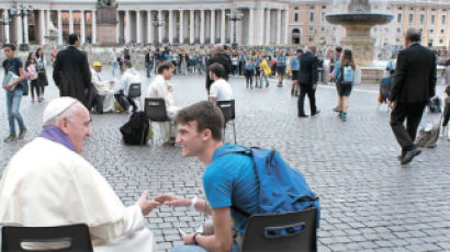 [사진] ‘광장 고해성사’에 깜짝 등장한 교황