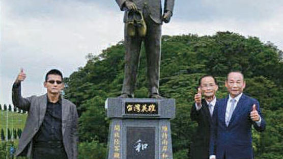 [사진] 대만 원자바오 동상 하루 만에 철거 위기