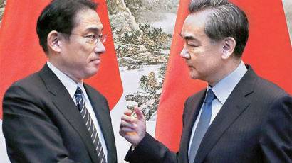 왕이 “일본 역사인식 아직 신뢰 결핍”…기시다 “관계 개선엔 쌍방 노력 필요”