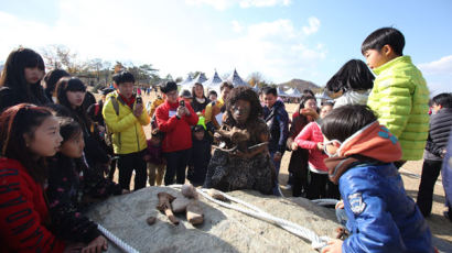 '구석기 바비큐' 체험하는 연천군 전곡리 축제 개막