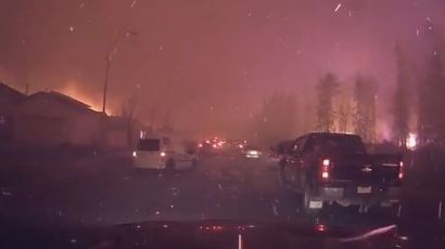 [영상] 불길 사이로 탈출하는 차량행렬, 아찔한 피난길…