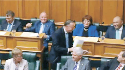 [사진] 질서 안 지켜서…의회서 쫓겨나는 뉴질랜드 총리 