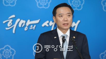 김현웅 법무장관 "가습기살균제, 과거부터 쭉 확인해야 할 것"