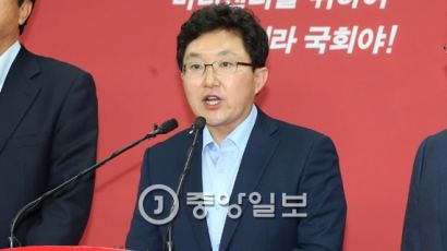 [속보] 새누리당 비박계 김용태 "혁신위원장 사퇴, 그들에게 무릎 꿇을 수 없다"