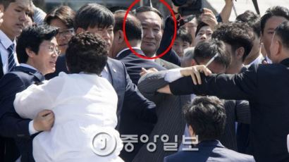 5·18 기념식서 유족들에 쫓겨난 박승춘…"제창불허 독단 결정아니다"