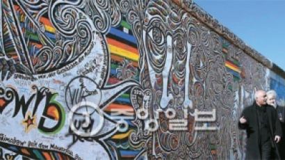 베를린 장벽 ‘형제의 키스’처럼…오두산 벽화는 한국판 ‘이스트 사이드