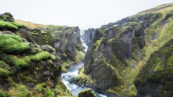 [고아라의 아이슬란드 오디세이] 자연의 깊은 품속으로 걸어 들어가다