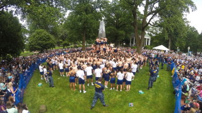인간장벽 이루어 탑 오르는 美 해군사관학교 신입생들 