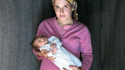 [사진] 난민촌에도 생명의 축복…그리스서 태어난 아기들