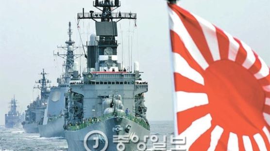 일본 함정, 욱일기 달고 진해항 입항
