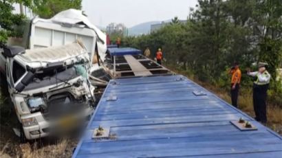 부산서 화물열차-5t 트럭 충돌