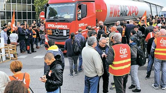 프랑스 정유공장 노동자 파업…“주유소 40% 기름 한방울 없어”