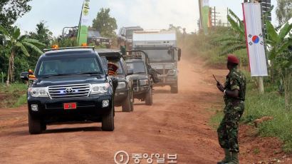 [포토 사오정] 우간다 대통령 차량 행렬 속 8톤 트럭의 정체는? 
