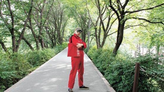 [江南通新이 담은 사람들] 글로벌 화장품 CEO, 빨간 소방관 옷 입은 까닭은