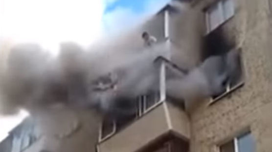 [영상] "잘 받아 주세요!"…불난 5층 건물서 가족들 던진 아버지