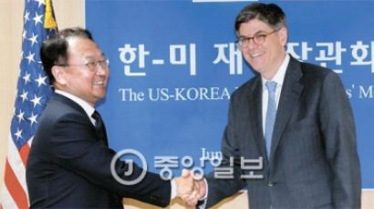 “한국, 환율 투명성 높여라” “시장 개입 안 했다”