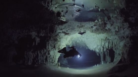 시간이 빚어낸 신비로운 수중 동굴 
