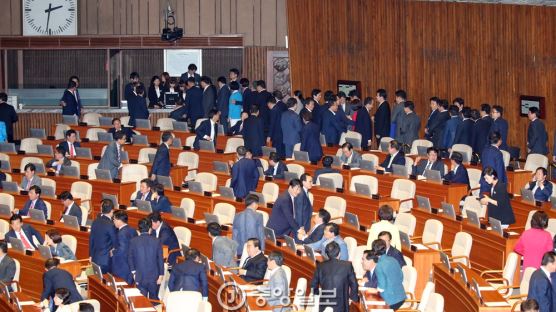 [포토 사오정] 처음 모인 국회의원 2시간 만에 118명은 어디로?