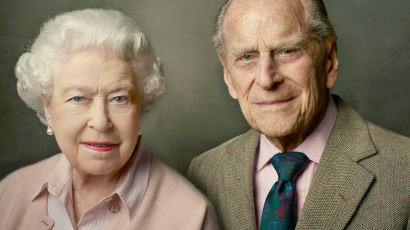 영국 엘리자베스 2세 여왕 남편 필립공의 95세 생일 맞아 커플 사진 공개