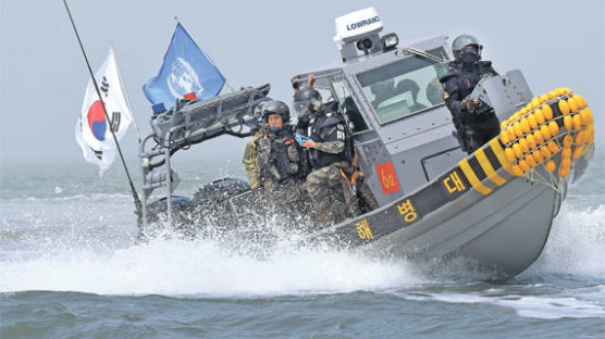 [사진] 군·유엔사, 한강까지 들어온 중국어선 퇴거작전