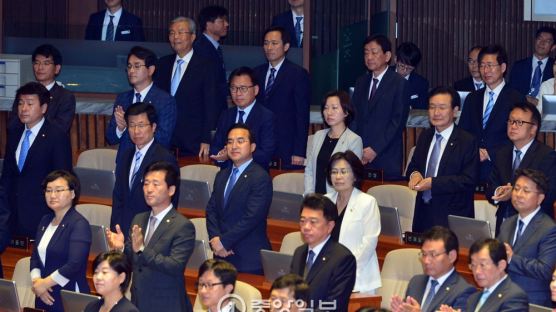 [포토 사오정] 박 대통령 국회 연설…더민주 일어났지만 박수 치지 않아