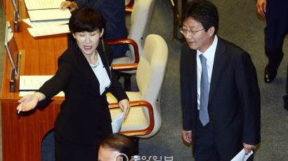 [포토 사오정] 자리 못찾은 유승민, 박 대통령 향해 박수는 아낌없이