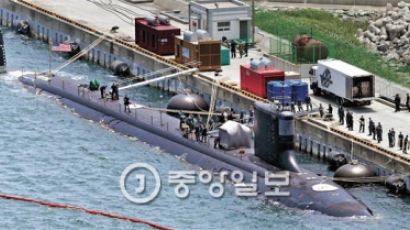 [사진] 부산에 입항한 미 핵잠수함 ‘미시시피함’ 