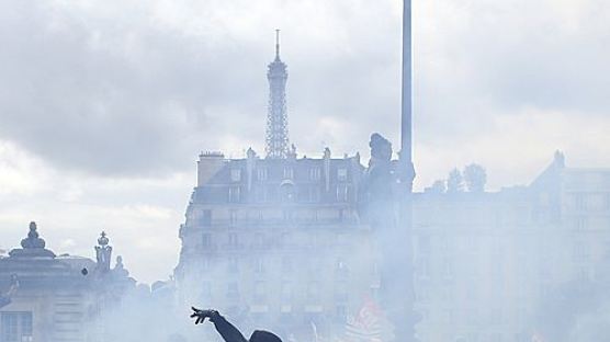 시위, 훌리건 난동 이어 테러까지…에펠탑도 문 닫아