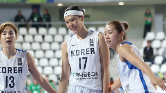 '18세 막내' 박지수가 빛났다…한국 여자 농구, 올림픽 최종예선 8강 진출