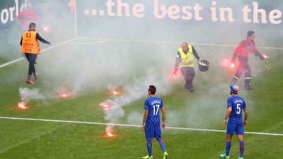경기장에 ‘홍염’ 던진 크로아티아 관중…UEFA 징계절차 착수