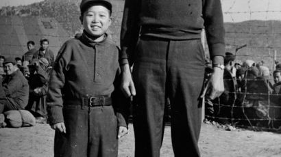 [사진] 웃고 있는 북한군 포로와 유엔 병사... 국가기록원 기록물 공개