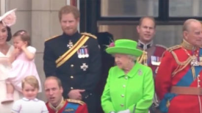 [영상] '윌리엄, 앉아서 뭐하니?' 손자 꾸짖은 영국 여왕