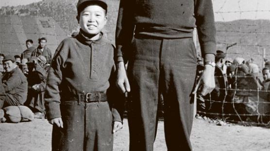 [사진] 12세 북한군 포로와 유엔군 