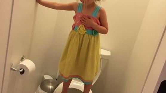 3살 소녀가 화장실 변기 위에 올라간 이유는