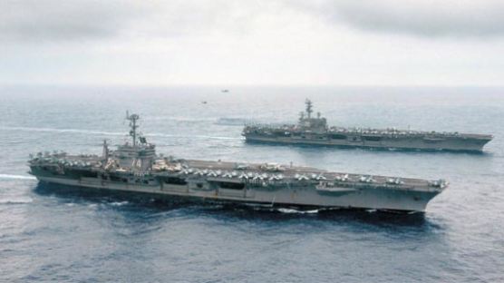 [사진] 미 7함대 항모 두 척, 남중국해 인근 훈련